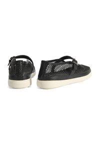 Schwarze Mesh-Schuhe haben eine runde Form mit einem kompakten Design, Lederakzenten und einer hellen Sohle. Verstellbarer Riemen für einen sicheren Sitz.