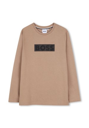 Beige longsleeve met ronde hals en zwarte "BOSS" tekst in het midden van de borst. Eenvoudig, casual ontwerp.