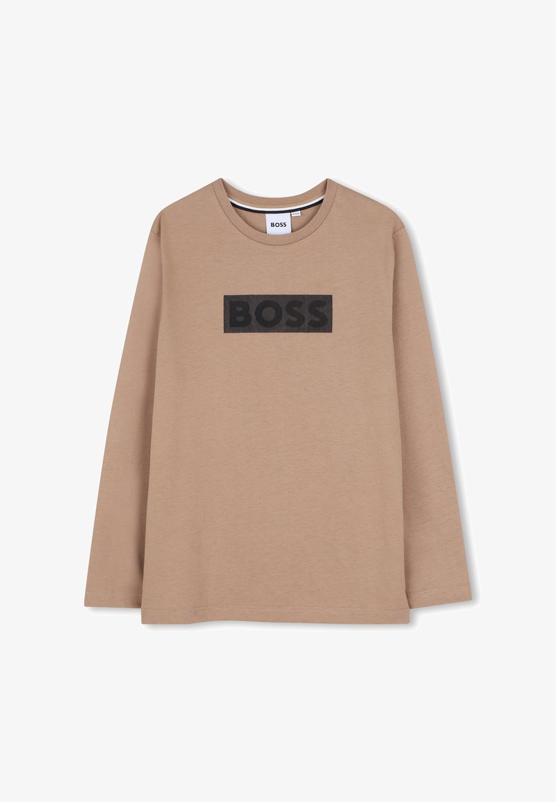 T-shirt beige à manches longues avec col rond et texte noir "BOSS" centré sur la poitrine. Design simple et décontracté.