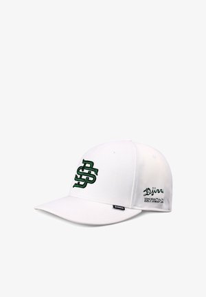 Cappellino da baseball bianco con lettere sovrapposte verdi ricamate sul davanti e testo in corsivo con stampa piccola sul lato.