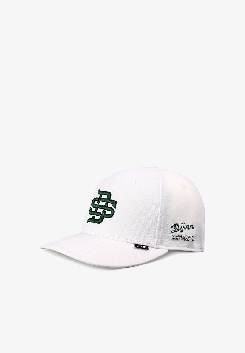 Casquette de baseball blanche avec des lettres vertes brodées en surimpression à l'avant et un texte en cursive avec une petite inscription sur le côté.