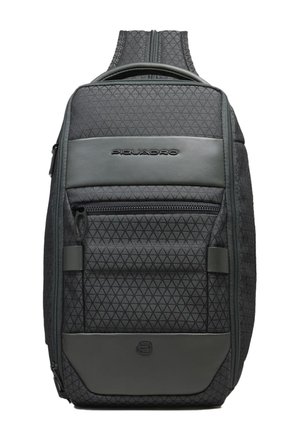 Sac à dos bandoulière noir compact avec tissu à motif triangulaire, poche frontale zippée, poignée rembourrée et logo Piquadro sur des accents en cuir.