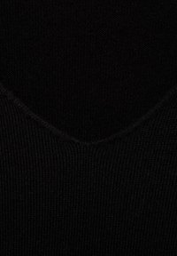 Črn pleten pulover z v-izrezom, ki ima rebrasto teksturo. Tkanina se zdi mehka in lahka, brez vidnih vzorcev ali dodatkov.