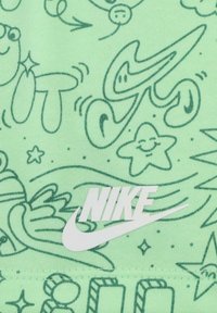 Il tessuto verde presenta illustrazioni giocose con vari disegni, tra cui stelle e personaggi, completati da un logo Nike bianco.