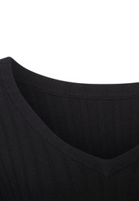 Schwarzes, geripptes Stoffoberteil mit V-Ausschnitt. Verfügt über eine glatte Textur und eine figurbetonte Silhouette, die Einfachheit und Eleganz betont.