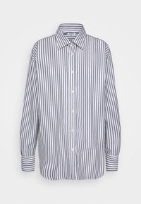 Camicia a maniche lunghe con bottoni, caratterizzata da righe verticali bianche e grigie e colletto a punta, presentata su uno sfondo bianco semplice.