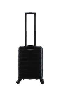 Schwarzer Hartschalenkoffer mit strukturiertem Oberflächendesign, vertikalen Rillen, ausziehbarem Griff und vier drehbaren Rädern für einfache Mobilität.