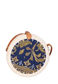 Borsa di paglia rotonda con un motivo floreale blu e oro. Presenta una tracolla in pelle e una fibbia decorativa. Texture liscia con dettagli intrecciati.