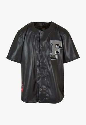 Tricou negru cu mânecă scurtă, din material perforat, prezentând un logo „F” proeminent și închidere cu buton tip capse, având un eticheta roșie la tiv.