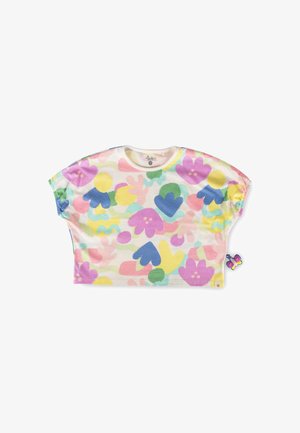 Crop top a maniche corte con motivi floreali astratti multicolori in rosa, blu, giallo e verde su sfondo bianco.