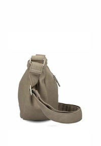 Bolso de mano color caqui con una textura suave, forma redonda, correa ajustable y cierre de cremallera. Presenta detalles de herrajes metálicos.