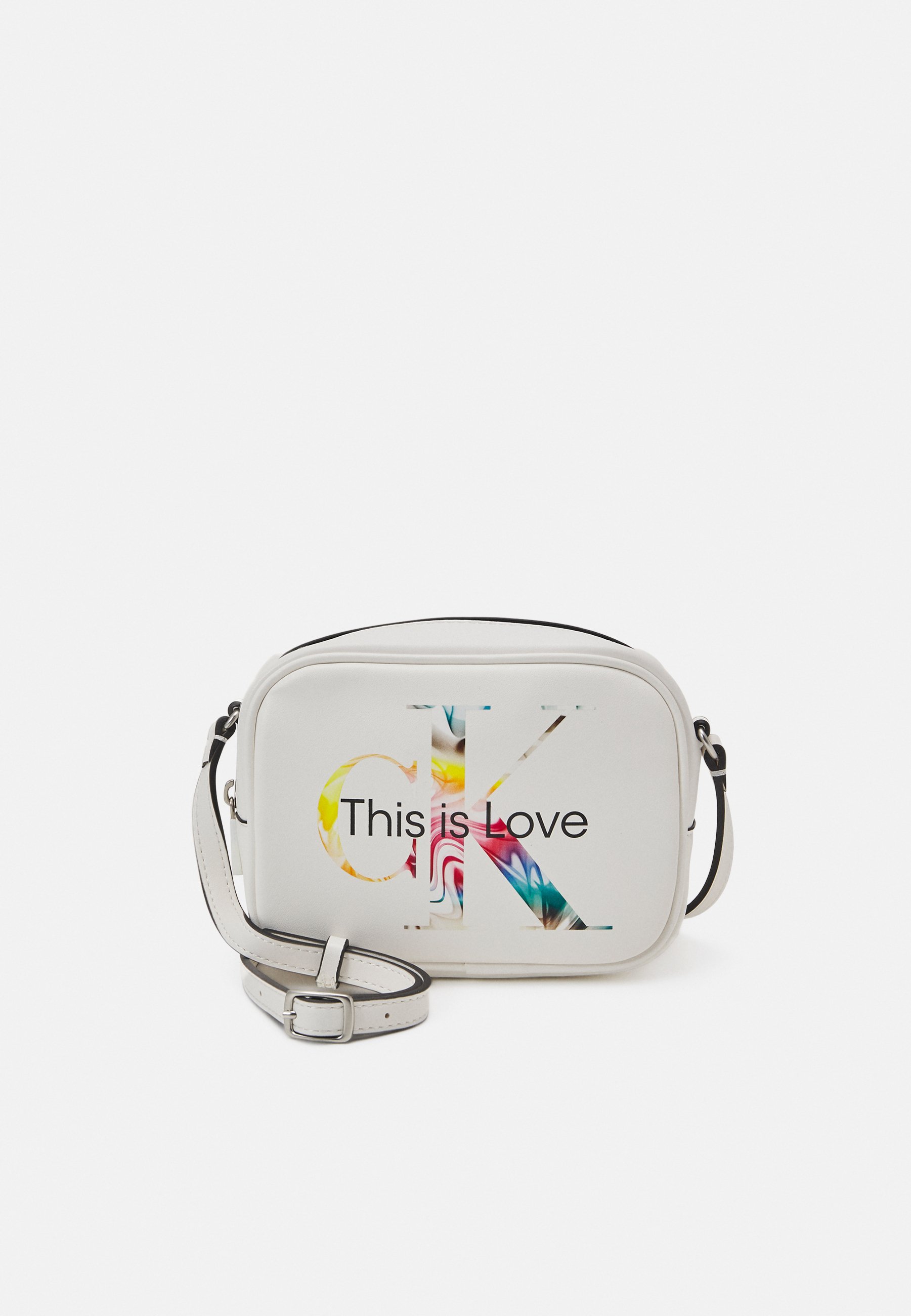 Calvin Klein Jeans CAP PRIDE CAMERA UNISEX - Bandolera - bright  white/blanco - Zalando.es