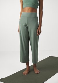 Yogasearcher RAVANA FLOWY PANTS - Treniņtērpa apakšdaļas - laurel