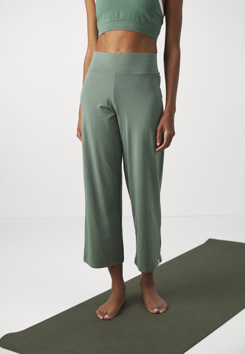 Yogasearcher RAVANA FLOWY PANTS - Treniņtērpa apakšdaļas - laurel