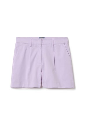 Pantalones cortos de color lila confeccionados con tela tejida, que presentan un diseño a medida, pliegues en la parte delantera, dos bolsillos laterales y una textura suave.