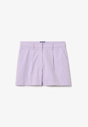Lila shorts gemaakt van geweven stof, met een getailleerd ontwerp, voorplooien, twee zijzakken en een zachte textuur.