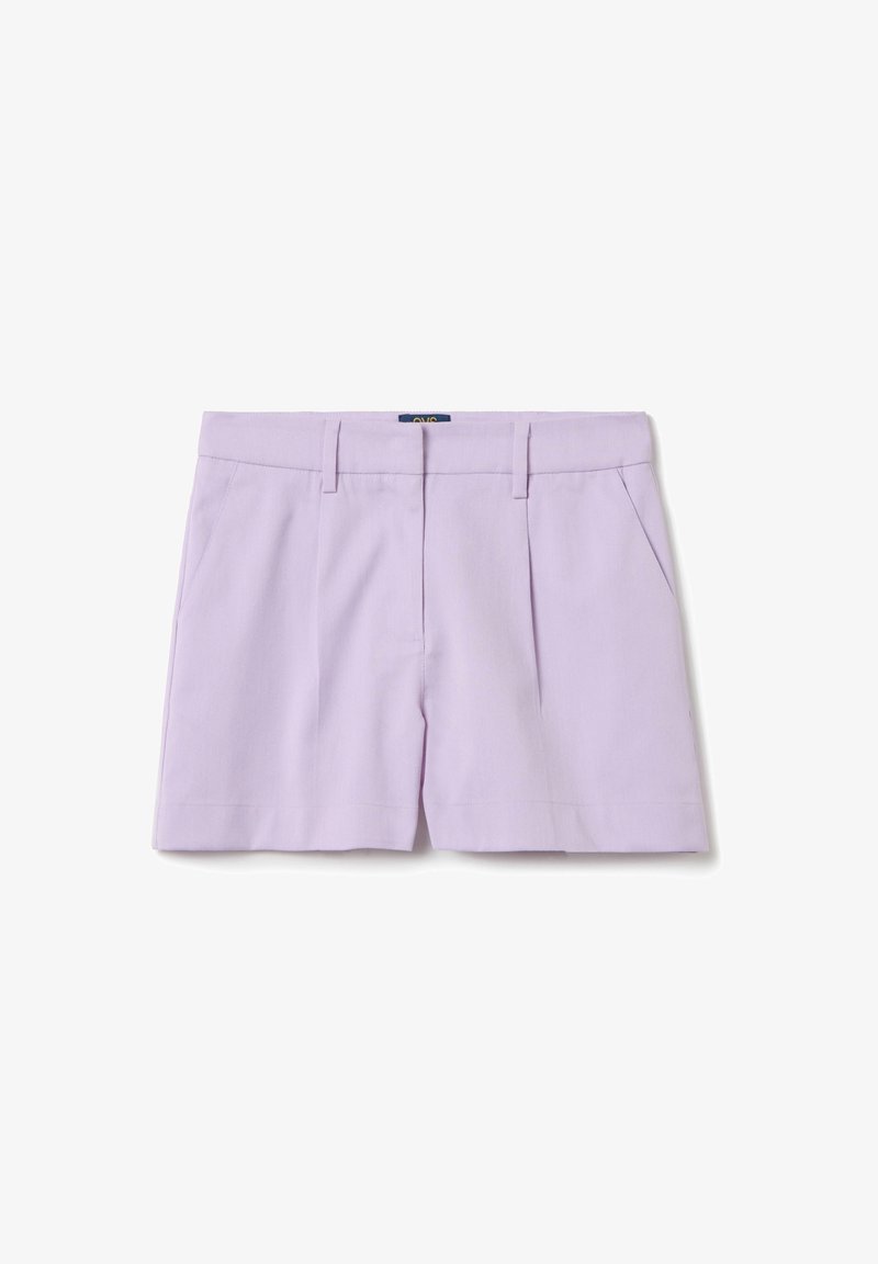 Pantaloni shorts color lilla realizzati in tessuto intrecciato, con un design sartoriale, pince frontali, due tasche laterali e una texture liscia.