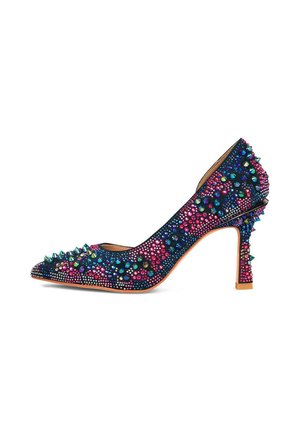 Zapato de tacón alto con punta afilada, cubierto de gemas multicolores y picos, con un acabado negro brillante en la parte superior y un tacón esbelto.