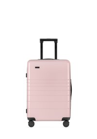 Harde roze koffer met grooved ontwerp, uitschuifbare zwarte handgreep en vier zwarte wielen voor mobiliteit.