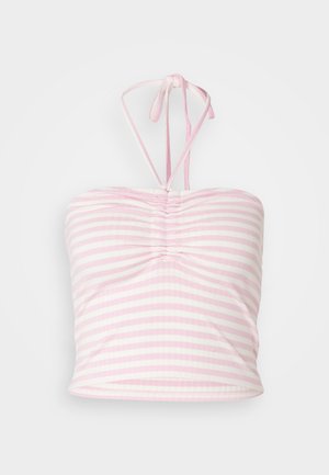 Top court rose à rayures horizontales avec un design à l'avant froncé, des liens autour du cou et une texture de tissu lisse.