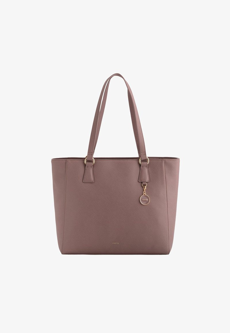 Tote bag i dæmpet mauve syntetisk materiale, med dobbelte håndtag, hardware i guldfarve og en dekorativ charme. Glat tekstur, minimalistisk design.