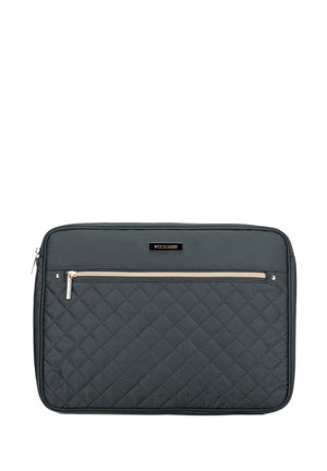 Custodia per laptop nera trapuntata con tasca frontale con zip e hardware dorato. Texture liscia e forma rettangolare con bordi arrotondati.