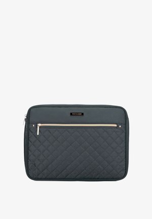 Custodia per laptop nera trapuntata con tasca frontale con zip e hardware dorato. Texture liscia e forma rettangolare con bordi arrotondati.