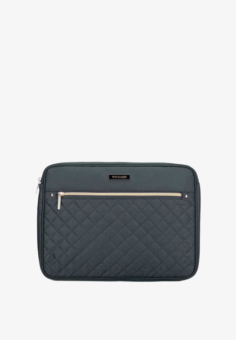 Gequiltete zwarte laptoptas met een voorzak met rits en gouden hardware. Fijne textuur en rechthoekige vorm met afgeronde hoeken.