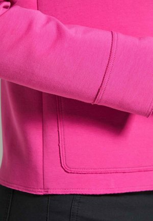 Engelßer pinker Sweatshirt mit glatter Textur, ausgestattet mit einem gerippten Ärmelbündchen und einem rechteckigen Taschenakzent auf der Vorderseite.