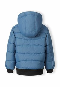 Blå puff-jacka med huva, med horisontell sömnad, en svart ribbad fåll och slät yta. Ingen synlig hårdvara eller accent.