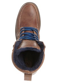 Botte en cuir marron avec lacets bleus, doublure en shearling, bout arrondi et surpiqûres contrastantes. Offre une apparence texturée et chaleureuse.