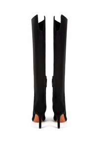 Czarne zamszowe kozaki za kolano z eleganckim, spiczastym noskiem i obcasem typu szpilka o wysokości 7,5 cm. Posiadają boczne zamki i wycięcia u góry.