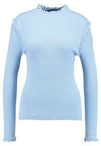 Hellblauer, gerippter Langarmpullover mit hohem Kragen, der Rüschendetails am Kragen und den Ärmelenden aufweist. Weiche Textur.