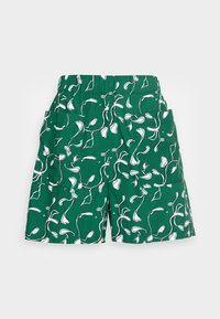 Shorts verts en tissu léger avec un motif floral blanc. Taille élastique et poches latérales pour plus de fonctionnalité.