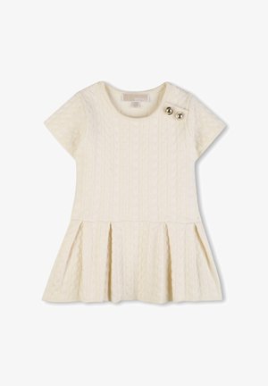 Robe en maille crème à manches courtes, motif torsadé, jupe plissée et deux boutons dorés près de l'épaule. Texture lisse.