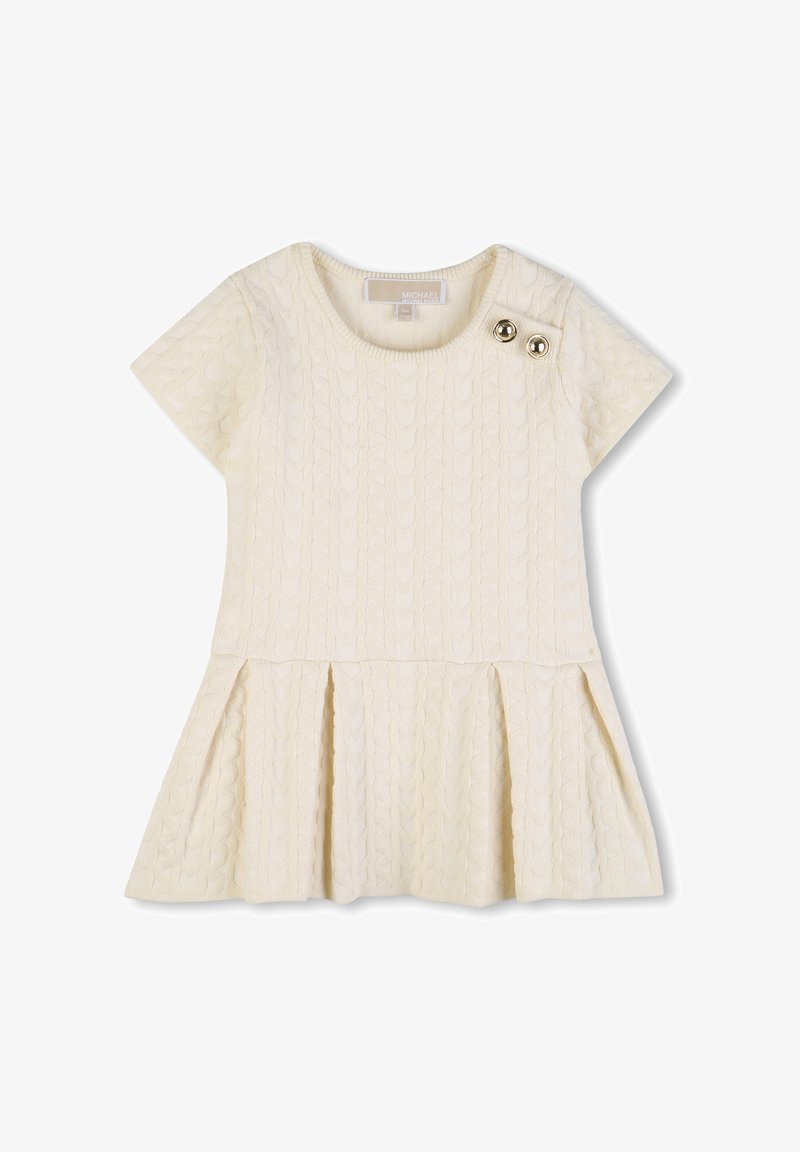 Robe en maille crème à manches courtes, motif torsadé, jupe plissée et deux boutons dorés près de l'épaule. Texture lisse.