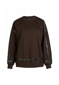 Pruun kapuutsiga särk, millel on ümmargune kaelus, mustade läikivate aktsentidega varrukatel ja alumisel äärel, valmistatud struktuursed materjalist.