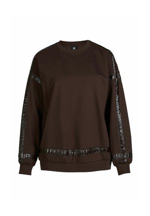 Rjava majica s kro snem, ki ima sijoče črne detajle ob rokavih in spodnjem robu, izdelana iz teksturiranega materiala.