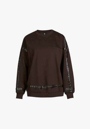 Rjava majica s kro snem, ki ima sijoče črne detajle ob rokavih in spodnjem robu, izdelana iz teksturiranega materiala.