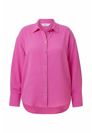 Sytě růžová halenka s dlouhým rukávem z texturované látky, se stojáčkovým límcem a sedmi unikátními stříbrnými knoflíky ve tvaru lastur ve přední části.