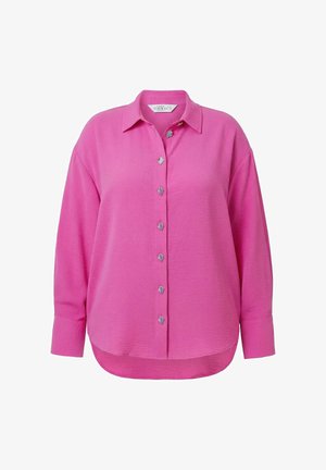 Lyserød langærmet bluse med struktureret stof, krave og syv unikke sølvknapper formet som muslingeskaller ned foran.