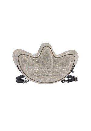 Silberne, glitzernde Adidas-förmige Umhängetasche mit schwarzem verstellbarem Riemen und Reißverschluss auf weißem Hintergrund.