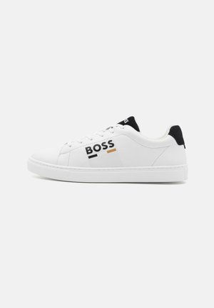 Sneaker in pelle bianca con accenti neri, caratterizzata da un prominente logo "BOSS" in nero e oro sul lato; design classico con lacci.
