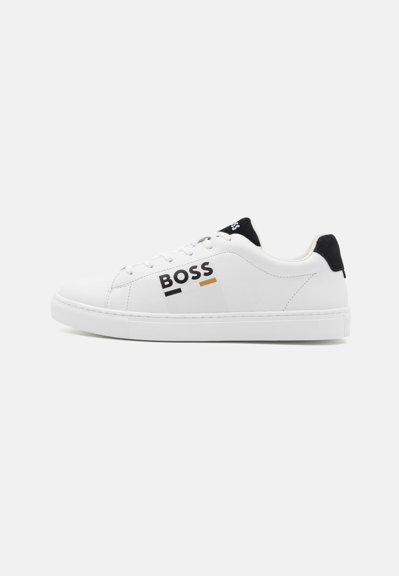 Sneaker in pelle bianca con accenti neri, caratterizzata da un prominente logo "BOSS" in nero e oro sul lato; design classico con lacci.