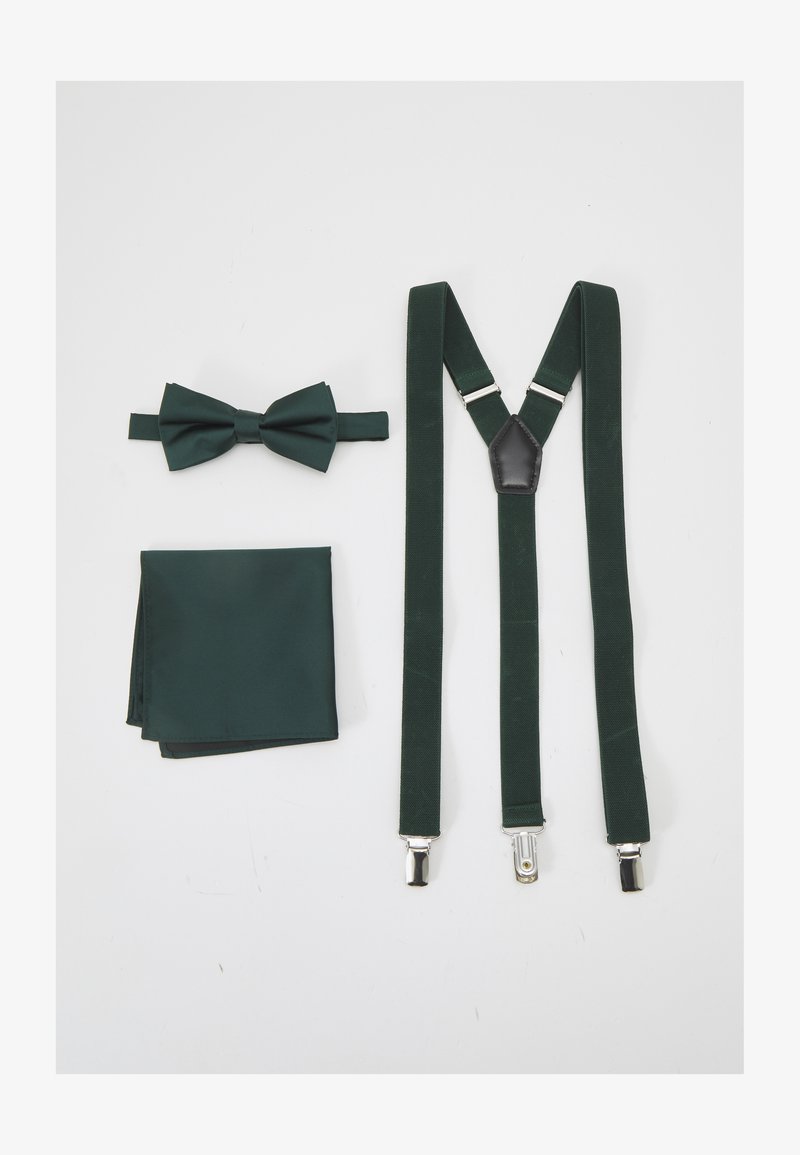 Conjunto de gravata borboleta verde, lenço de bolso e suspensórios. O tecido tem uma textura suave, com clipes de metal e um detalhe em couro nos suspensórios.
