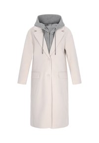 Cappotto lungo beige chiaro con un design aderente, ampi revers e due tasche frontali; presenta un hoodie grigio sotto con stringhe.