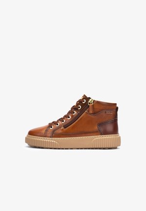 Baskets montantes en cuir marron avec une semelle texturée en tan, un design à lacets et une fermeture éclair sur le côté, avec des accents en matériel doré.