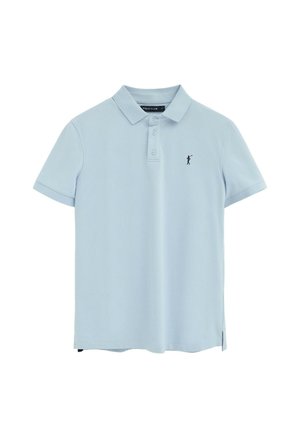 Lichtblauw poloshirt met korte mouwen, kraag, drie knopen aan de voorkant en een klein donker logo van een polo speler op de linkerborst.