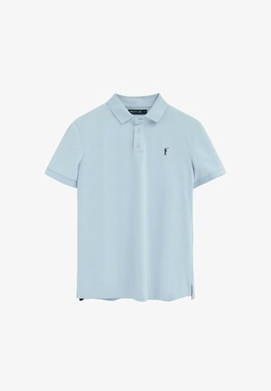 Lichtblauw poloshirt met korte mouwen, kraag, drie knopen aan de voorkant en een klein donker logo van een polo speler op de linkerborst.