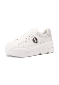 Baskets de sport blanches avec un supérieur en synthétique lisse, des accents texturés, des lacets plats et une semelle épaisse dotée d'une bande transparente.